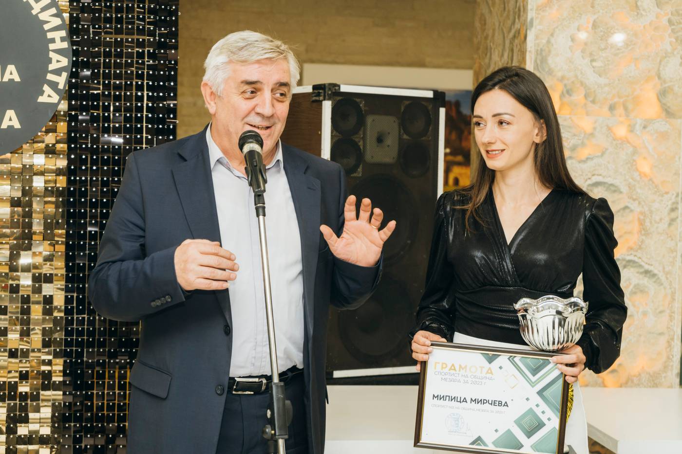 Кметът на Мездра Иван Аспарухов връчва наградата на Милица Мирчева